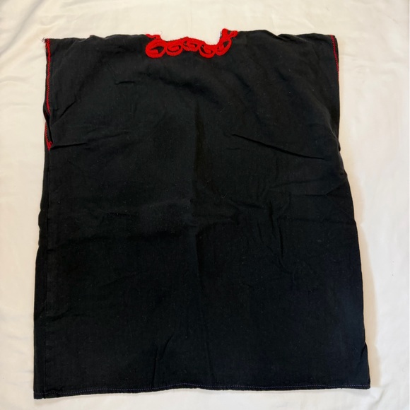 Mexican Oaxacan size medium black/red floral Blouse Hand Embroidered - Picture 3 of 3